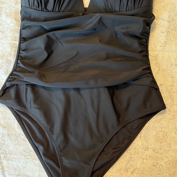 Cupshe Black Halter One Piece Swimsuit with Ruching - Picture 4 of 13